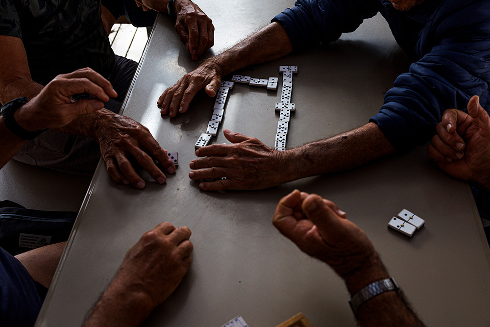Personas jugando al dominó