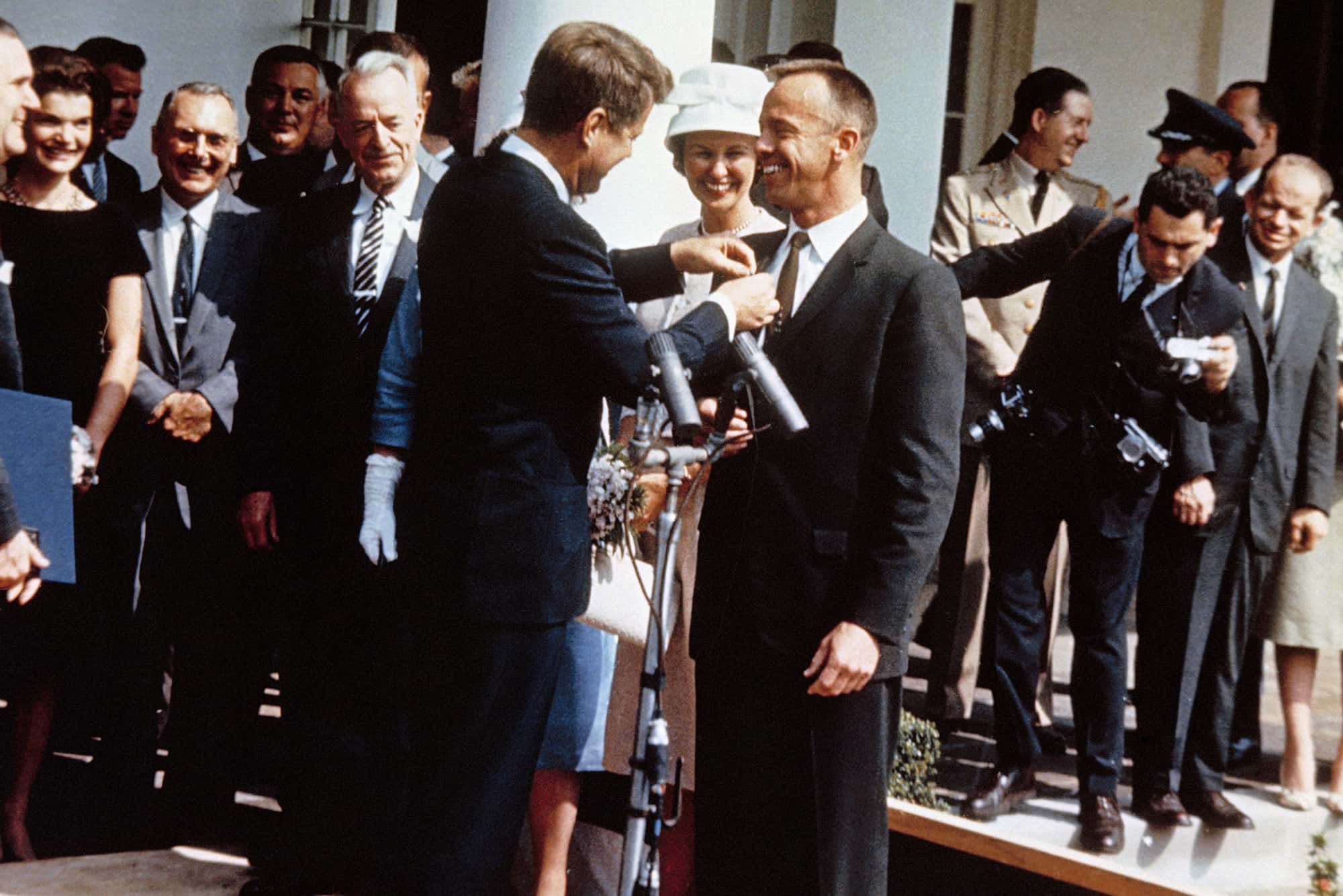 Shepard recibe la medalla de la NASA de manos de JFK