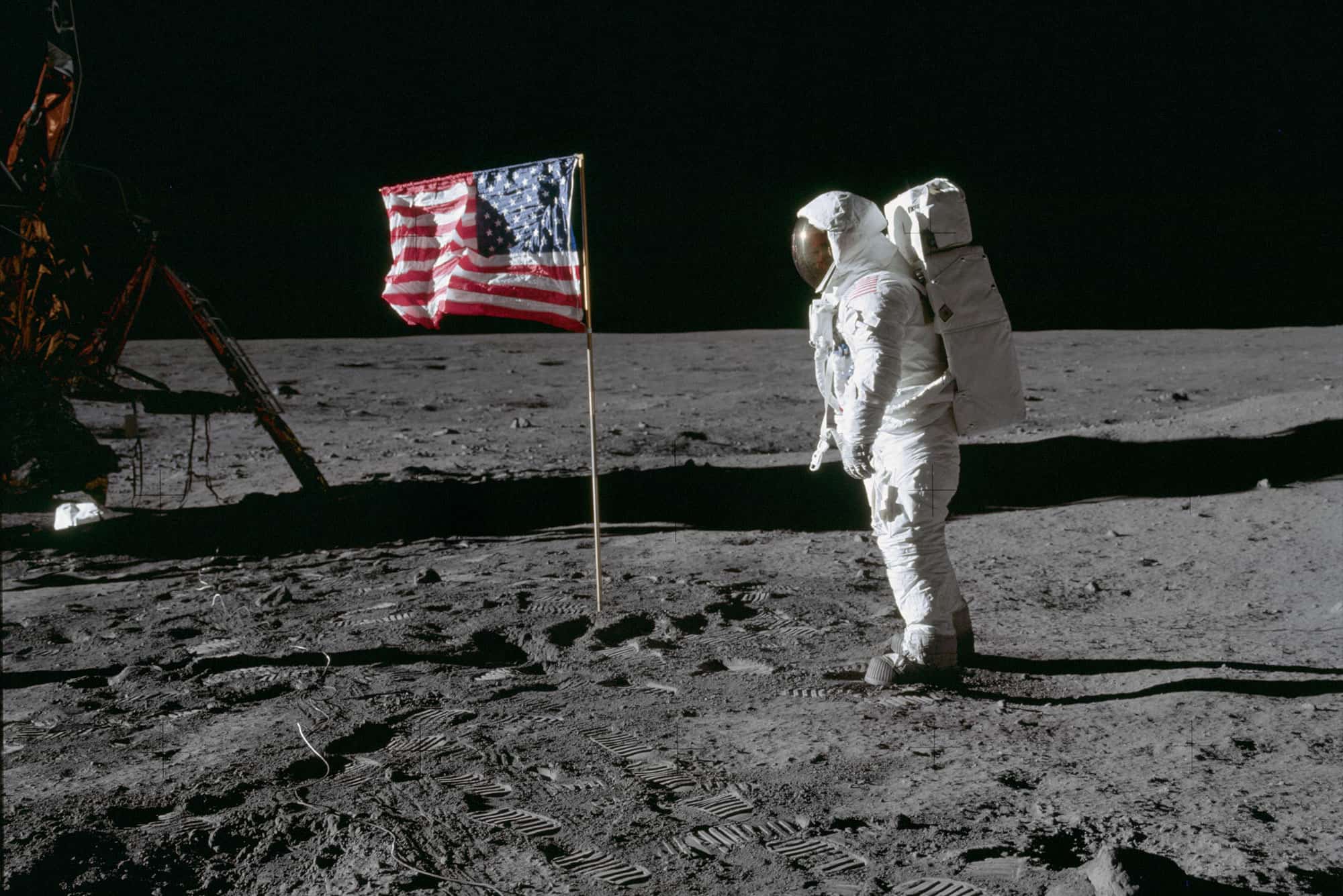 El astronauta Edwin E. Aldrin junto a la bandera de EEUU