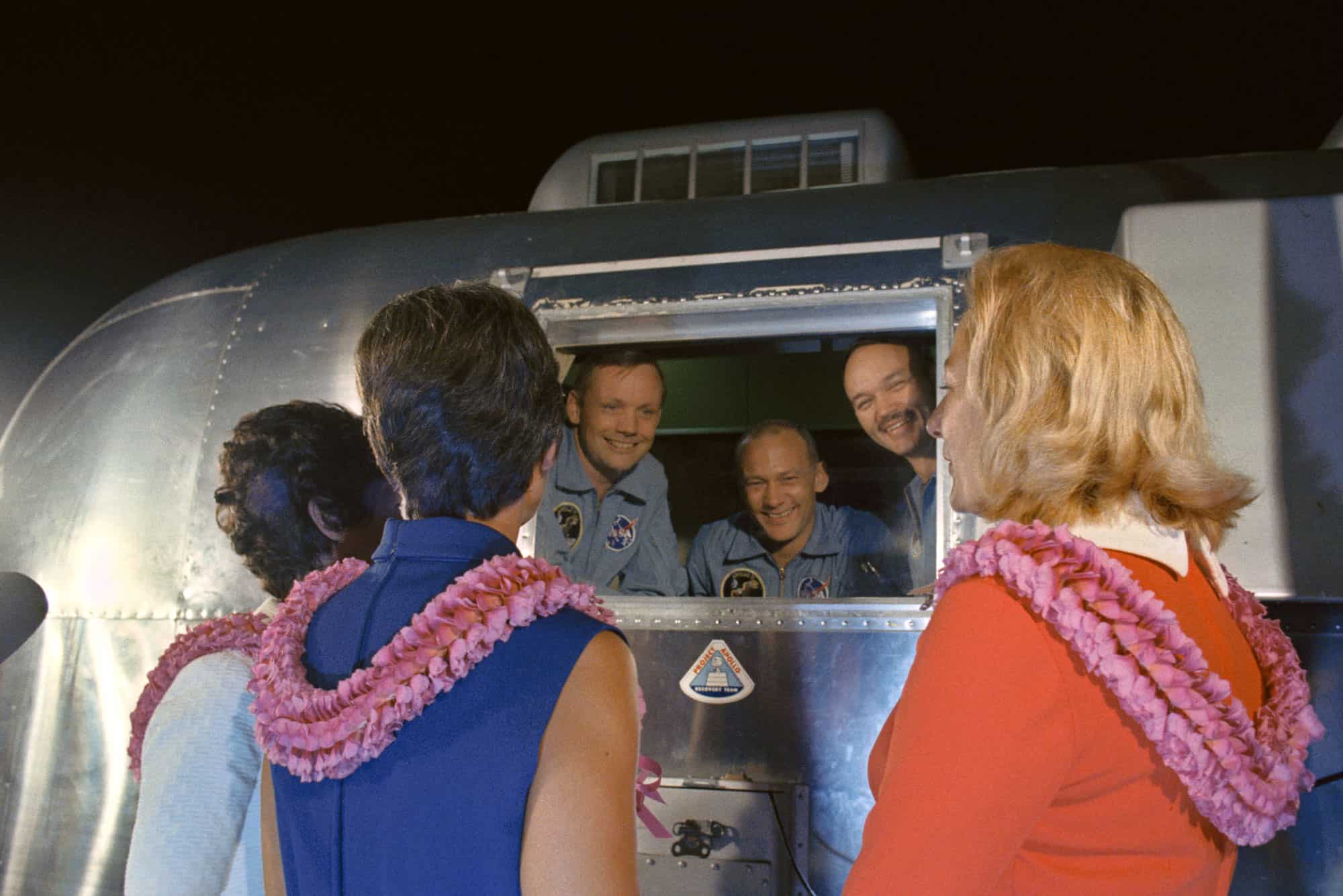 Los astronautas saludan a sus esposas tras un cristal