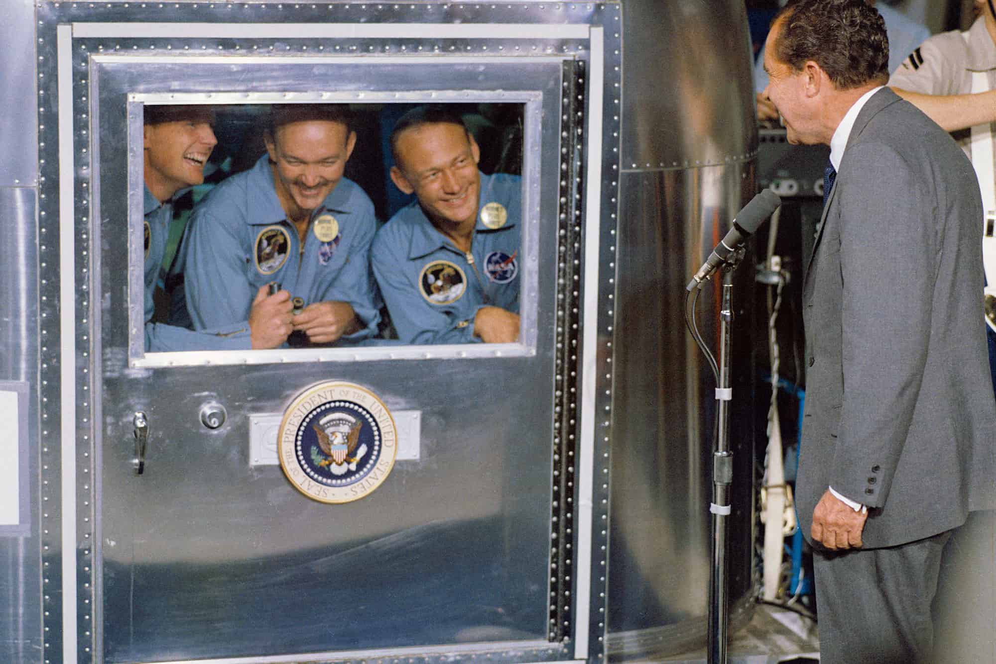 Nixon visita a la tripulación del Apolo 11