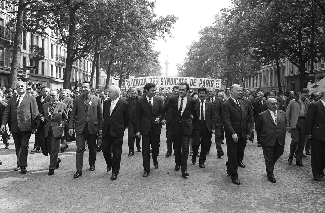 París, Francia - 21 de mayo de 2016: la gente en cola Les Journees